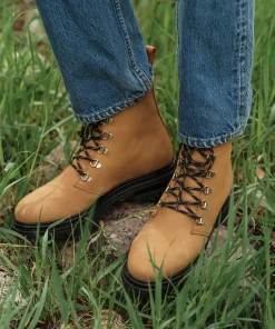 Oiled Leather Mountain Boot