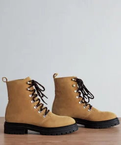 Oiled Leather Mountain Boot